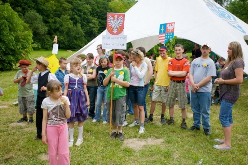 Uczniowie SOSW w Skawinie w Korzkwi - zabawa na polanie